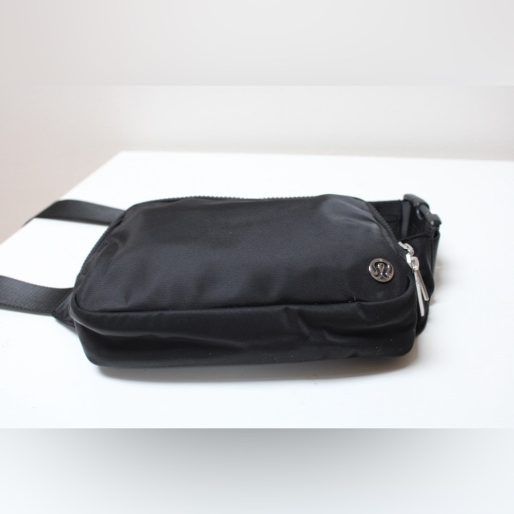 NWOT Lululemon 2L everywhere belt bag - Picture 8 of 11